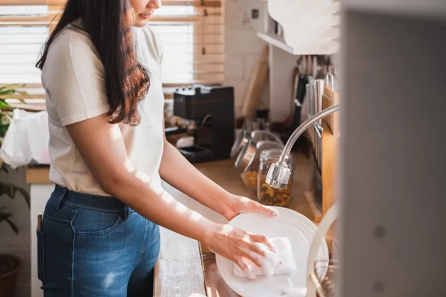 woman-washing-dishes